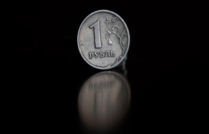 Рубль подешевел к доллару до минимумов за четыре года