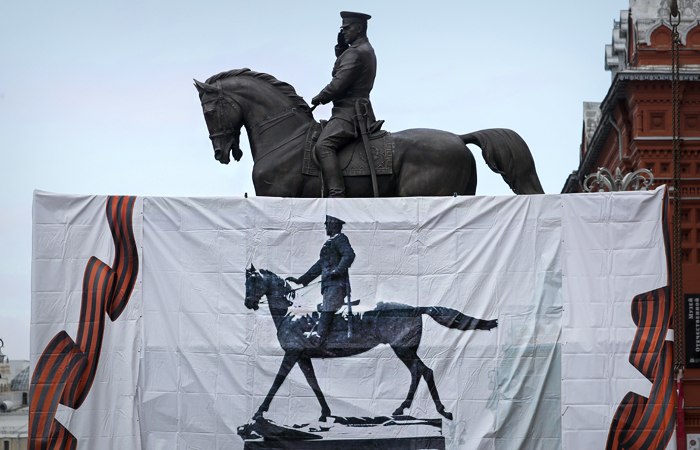 На Манежной площади заменили памятник Жукову - он теперь отдает честь