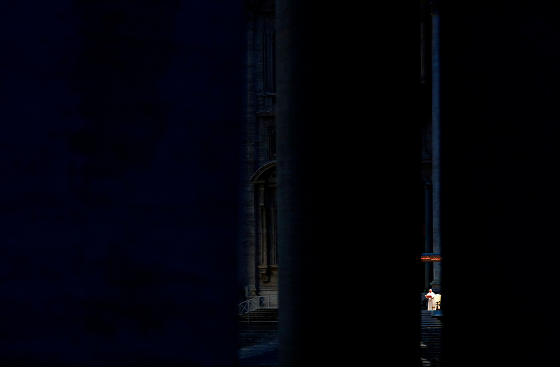 27 марта. Папа Римский Франциск обратился к верующим со специальным посланием "Urbi et Orbi" ("Граду и миру") на пустой площади Святого Петра.