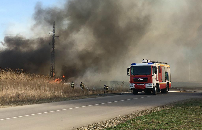 В Ростове-на-Дону возгорание сухой травы охватило 25 гектаров