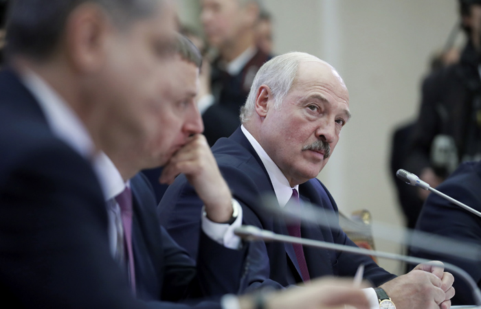 Лукашенко заявил, что массовая изоляция во время пандемии "убивает людей"