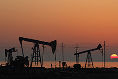 Нефть дорожает на 32% на сообщениях о возможном созыве экстренной встречи ОПЕК+