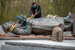 В Праге сняли с пьедестала памятник маршалу Коневу