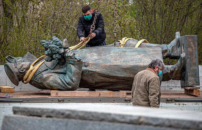 В Праге сняли с пьедестала памятник маршалу Коневу