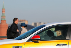 Поездки на такси и личном авто в другой район Москвы разрешили при необходимости