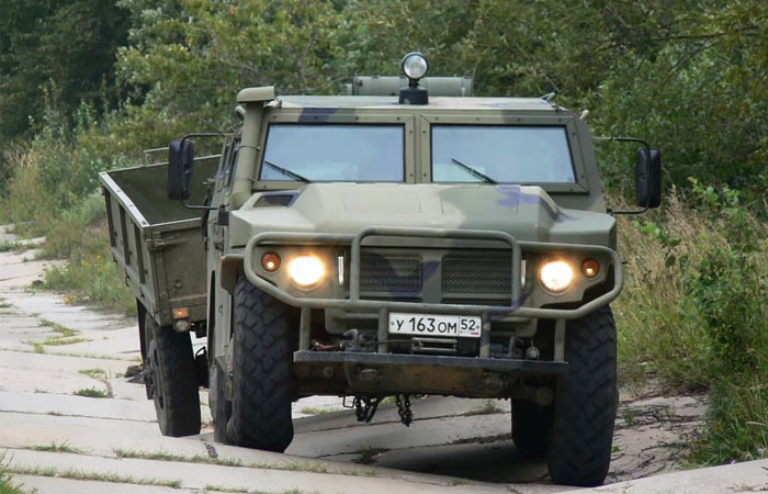 В РФ создали броневик "Тигр" для безопасного передвижения во время пандемии