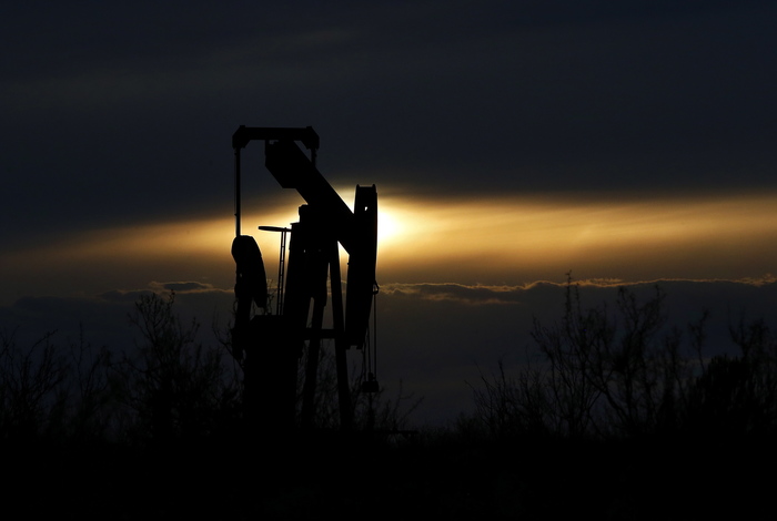 Нефть дорожает более чем на $1 после соглашения ОПЕК+ о снижении добычи Нефть дорожает более чем на $1 после соглашения ОПЕК+ о снижении добычи