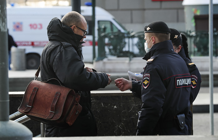 Собянин назвал критичными утренние очереди в метро из-за проверки пропусков