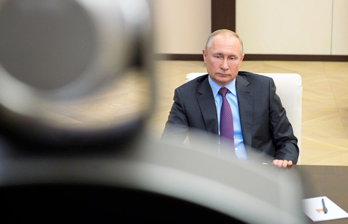 Путин поручил сократить сроки исследований препаратов от коронавируса