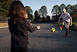 17 апреля. 85-летняя Инес Прандини играет в футбол со своей правнучкой Бьянкой на улице возле их дома в Сан-Фьорано. Город находится на севере Италии, в так называемой "красной зоне" и закрыт на карантин с февраля.