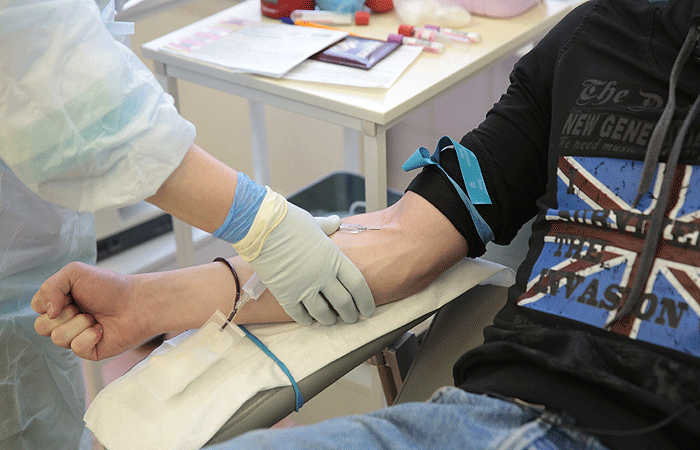 Собянин определил размер выплат донорам крови с антителами на COVID-19