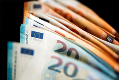 Евро впервые с 3 апреля поднялся выше 84 рублей