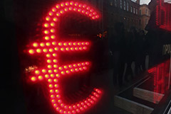 Курс евро поднялся выше 83 рублей