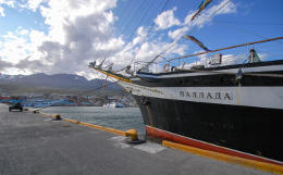 Совершающий кругосветку парусник "Паллада" второй раз пересек экватор