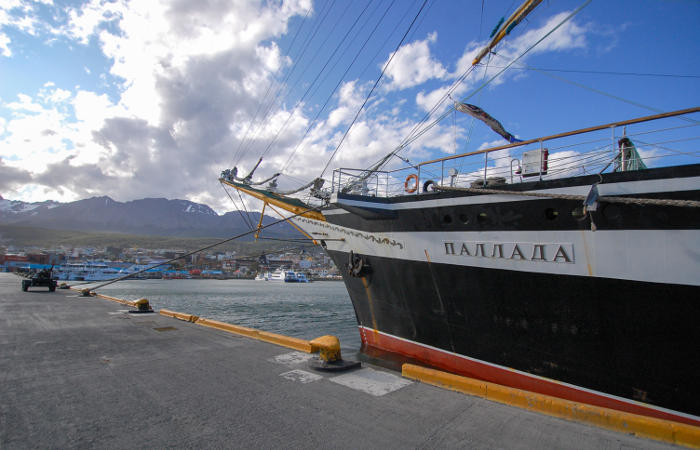 Совершающий кругосветку парусник "Паллада" второй раз пересек экватор