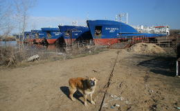 Теплоход сел на мель на реке Кама