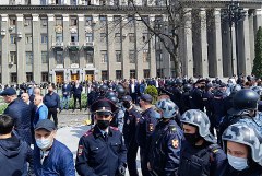 Во Владикавказе арестовали шестерых протестовавших против изоляции на митинге