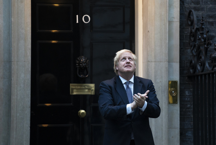 Врачи готовились сообщить о смерти Джонсона, когда он боролся с COVID-19