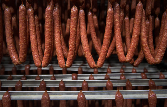 Мясная отрасль РФ подстраивается под спрос потребителей, сохраняет инвестпланы. Обзор