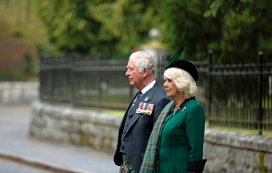 Герцогиня Корнуольская Камилла и принц Чарльз почтили минутой молчания память погибших во Второй мировой войне в Балморале
