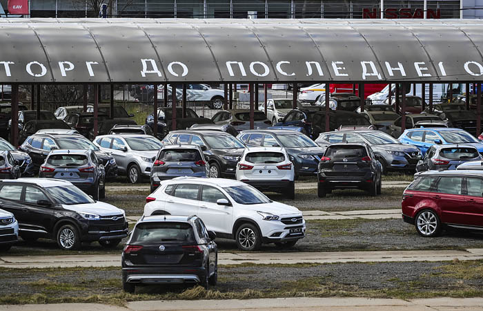 Апрельские автопродажи в России обрушились на 72,4%