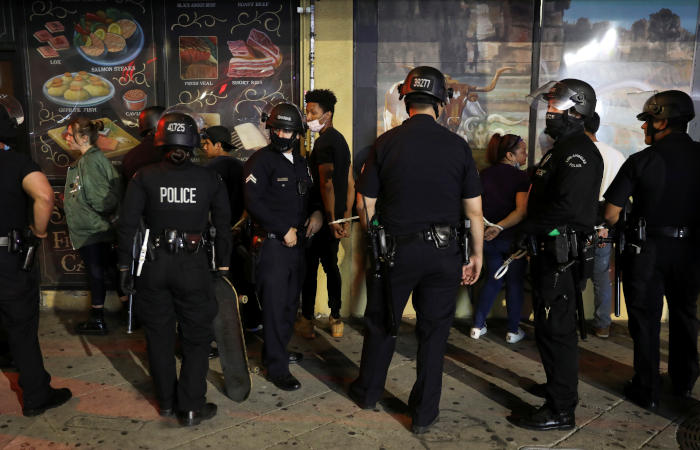 Американские губернаторы ввели комендантский час из-за протестов