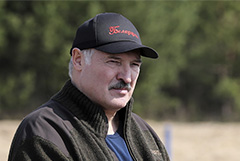 Лукашенко намекнул, что Россия с помощью СМИ "подкидывает" Белоруссии проблемы