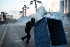 Посольство США в Афинах забросали камнями и "коктейлями Молотова"