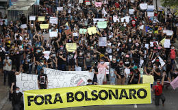 Президент Бразилии пригрозил выйти из ВОЗ за совет вернуть ограничения