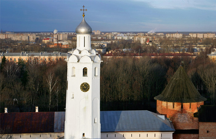 Удар молнии вывел из строя куранты на часовой башне новгородского кремля