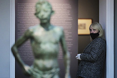 В российских музеях после их открытия введут масочно-перчаточный режим