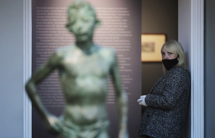 В российских музеях после их открытия введут масочно-перчаточный режим