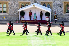 Официальный день рождения Елизаветы II отметили скромным военным парадом