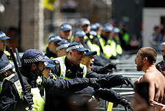 Тысячи протестующих вышли на демонстрации в Лондоне