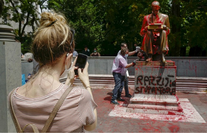 В Милане активисты облили краской памятник журналисту Индро Монтанелли