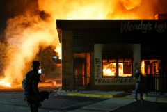 Протестующие в Атланте подожгли ресторан, у которого полиция застрелила афроамериканца