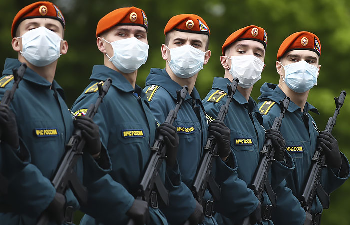 Песков посоветовал россиянам смотреть парад Победы по телевизору