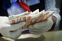 Россияне стали возвращать деньги на депозиты в банках