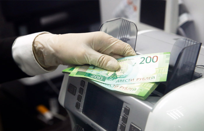 Зарплаты в РФ в реальном выражении в апреле снизились на 2% впервые почти за 4 года
