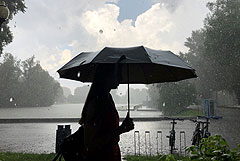 Два человека пострадали от удара молнии на юге Москвы