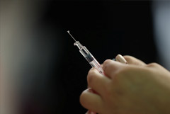 В Китае одобрили использование экспериментальной вакцины против COVID-19 для военных