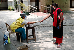 Индия приближается к "тройке" лидеров по числу заражений COVID-19