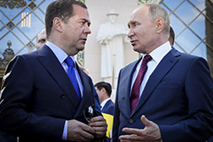 Медведев назвал товарищескими отношения с Путиным