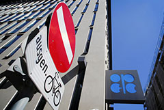 Нефть подешевела на ожиданиях заседания комитета ОПЕК+