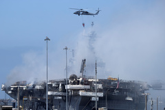 Десантный корабль ВМС США дал осадку в ходе тушения пожара на его борту