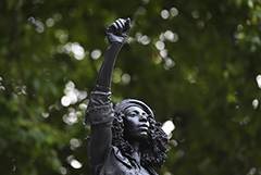 Памятник работорговцу в Бристоле заменили статуей противницы расизма