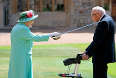 Елизавета II посвятила в рыцари ветерана, собравшего более 32 млн фунтов для врачей