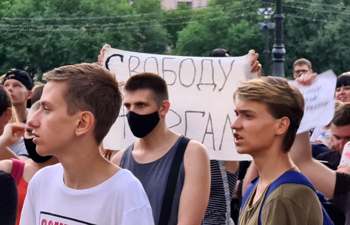 Несанкционированный митинг в поддержку губернатора начался в Хабаровске