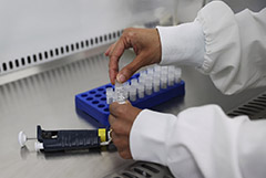 Британская компания заявила, что ее способ лечения снижает риск развития тяжелой формы COVID-19 на 79%