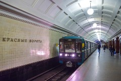 Мужчина, упавший под поезд на станции "Красные ворота" московской подземки, погиб